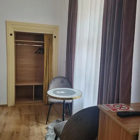 Apartament House Seven *